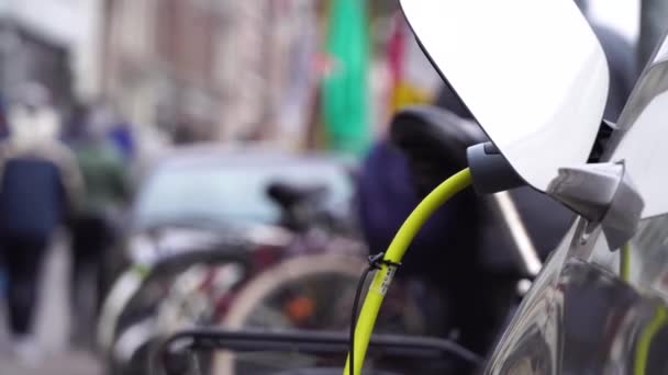 Samochód elektryczny, ładowanie na tle rowerów w Amsterdam — Wideo stockowe