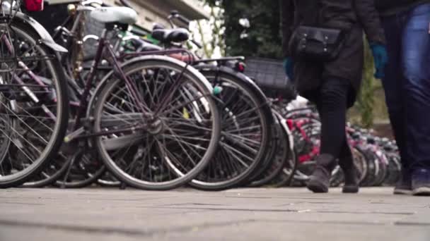 Fietsen parkeren in amsterdam. — Stockvideo