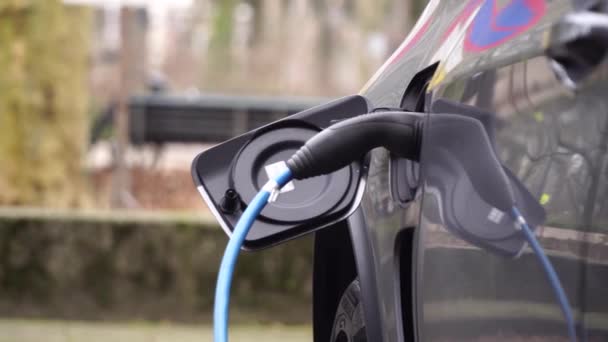 Recarga de coche eléctrico en el aparcamiento en Amsterdam . — Vídeos de Stock