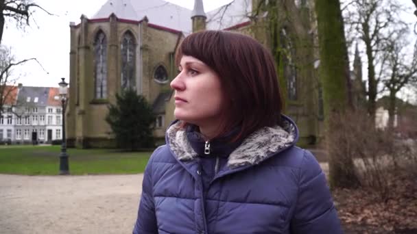 Chica caminando en la ciudad europea. Brujas Bélgica . — Vídeos de Stock