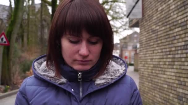 Chica caminando en la Brujas Bélgica y mira en el teléfono inteligente . — Vídeos de Stock