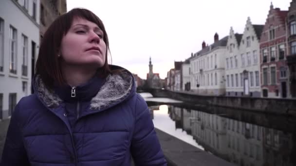 Menina caminha e olha para atrações na cidade de Bruges Bélgica — Vídeo de Stock