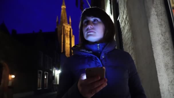 Meisje toeristische wandeling op de avond van Brugge België — Stockvideo