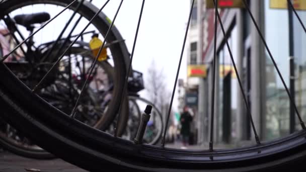 Amsterdam.wheel クローズ アップで駐車場のバイク — ストック動画