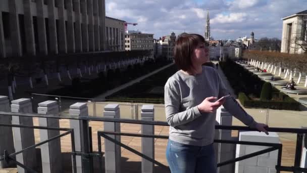 旅游女士在比利时布鲁塞尔城市看景点 — 图库视频影像