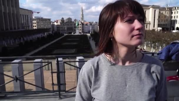Turistické dáma chodí a dívá se na atrakcí v městě Brusel Belgie — Stock video