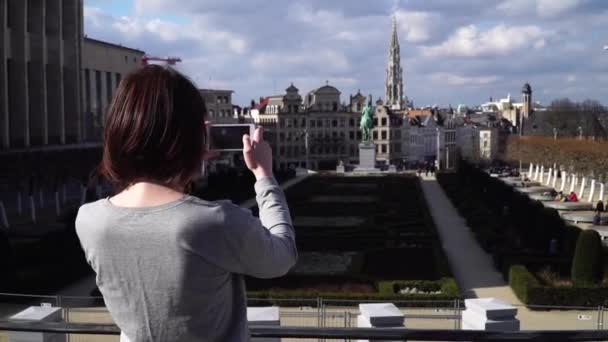 Жінка туристичних набуває pictureson смартфон в Брюсселі, Бельгія — стокове відео