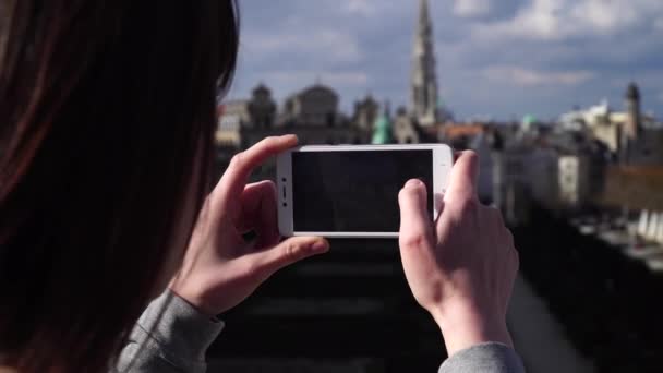 Mujer turista toma fotos en el teléfono inteligente en Bruselas Bélgica — Vídeo de stock