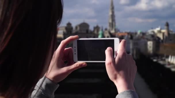 Mujer turista toma fotos en el teléfono inteligente en Bruselas Bélgica — Vídeos de Stock