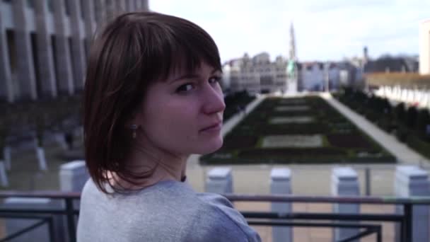 Turist kız yürüyor ve Brüksel şehir Belçika'daki bakar. ağır çekim. — Stok video
