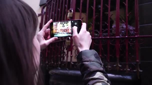 Lady turista tira fotos de Jeanneke-Pis fonte em Bruxelas. Bélgica . — Vídeo de Stock