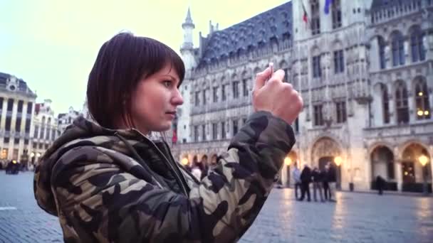 Lady toeristische neemt foto's op grote markt in Brussel, België. — Stockvideo