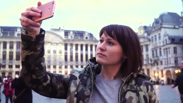 Lady tourist takes pictures on Grand-Place in Brussels, Belgium. — Stock Video