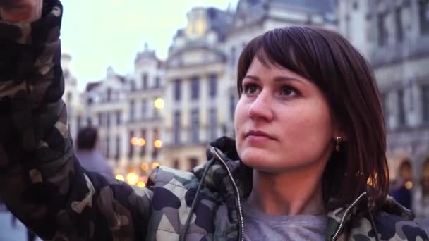 Lady turist tar bilder på Grand-Place i Bryssel, Belgien. — Stockvideo