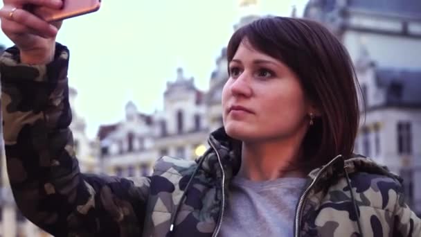 Senhora turista tira fotos na Grand-Place em Bruxelas, Bélgica . — Vídeo de Stock