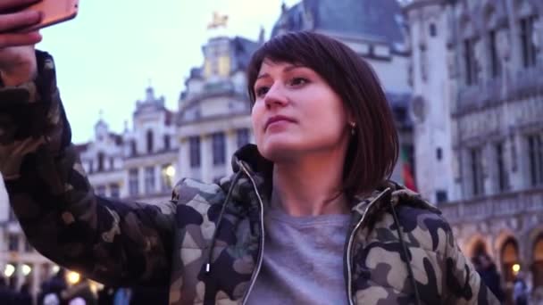 Lady turist tar bilder på Grand-Place i Bryssel, Belgium.slow rörelse. Dolly zoomeffekt — Stockvideo