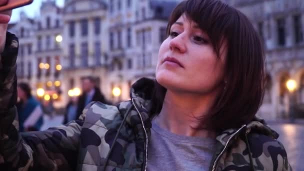 Lady turist tar bilder på Grand-Place i Bryssel, Belgium.slow rörelse. Dolly zoomeffekt — Stockvideo