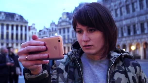 Lady tourist prend des photos sur la Grand-Place à Bruxelles, Belgique.slow motion. effet zoom poupée — Video