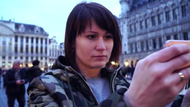 女性観光客は、Belgium.slow モーションの写真を撮る。ドリー ズーム効果 — ストック動画