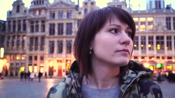 Fata turistică merge și se uită la atracțiile de pe Grand-Place din Bruxelles, Belgia — Videoclip de stoc