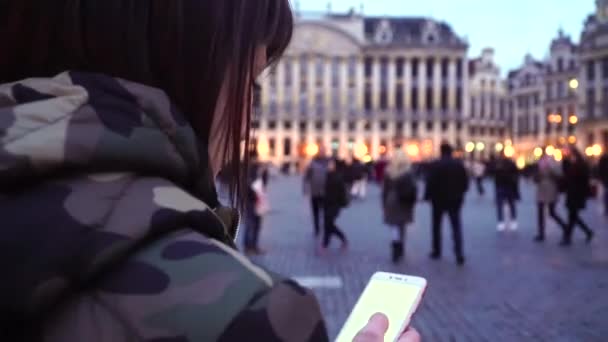 Toeristische meisje loopt en kijkt naar de attracties op grote markt in Brussel, België — Stockvideo