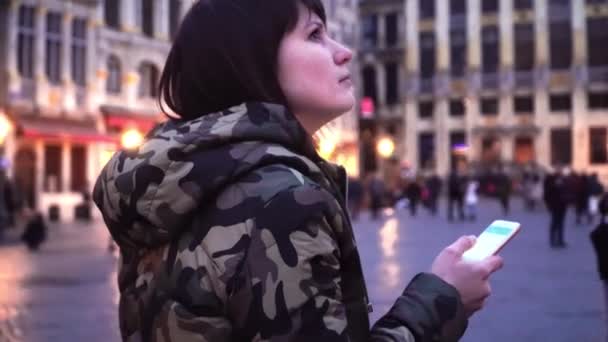 Turisztikai lány sétál, és úgy néz ki: látnivalókhoz, a Grand-Place, Brüsszel, Belgium — Stock videók