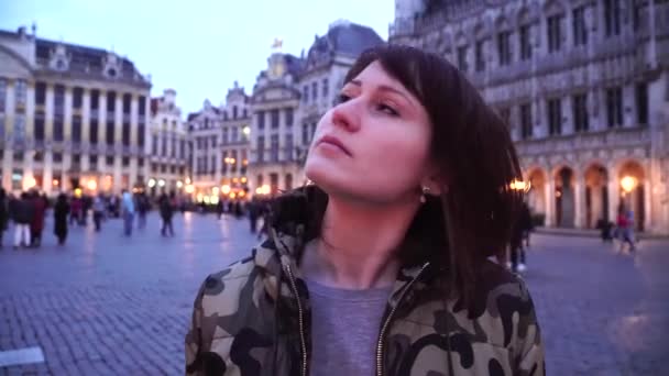 Tourist tjej går och ser på attraktioner på Grand-Place i Bryssel, Belgien — Stockvideo