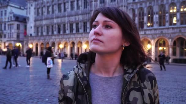 Une touriste se promène et regarde les attractions de la Grand-Place à Bruxelles, en Belgique. au ralenti . — Video