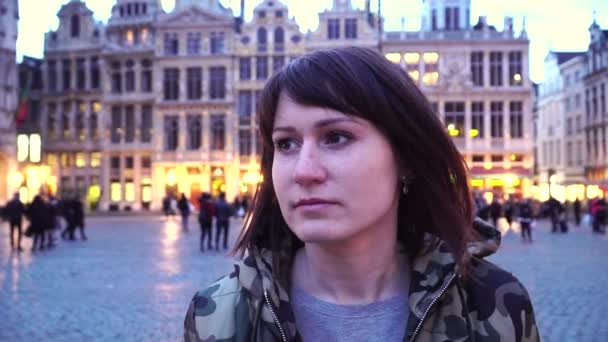 Menina turística caminha e olha para atrações na Grand-Place, em Bruxelas, Bélgica. câmara lenta . — Vídeo de Stock