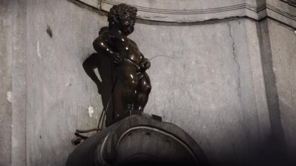 Figurka Manneken pis, mały człowiek pee, landmark w Brukseli, Belgia — Wideo stockowe