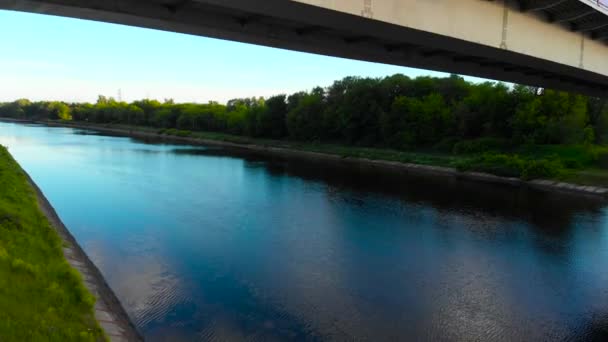 Veduta aerea del ponte che attraversa il canale remoto — Video Stock