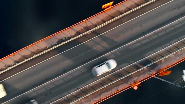 Luftaufnahme einer Brücke über einen entlegenen Kanal — Stockvideo