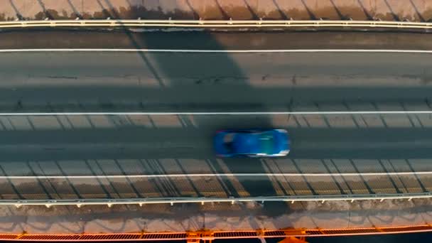 Flyttar bilen på bron från luften — Stockvideo