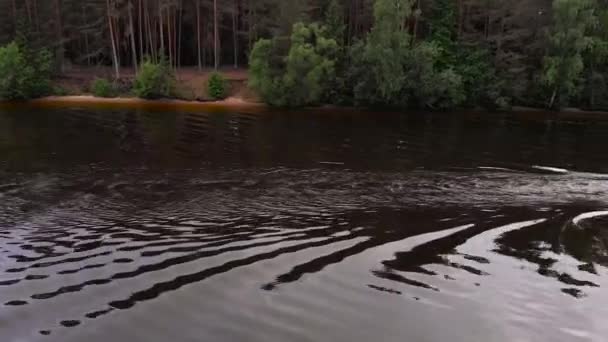 Bateau à moteur naviguant sur un lac tranquille. Vue aérienne — Video