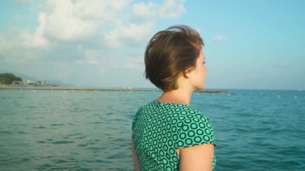 Mulher adulta anda na costa tropical. Movimento lento — Vídeo de Stock