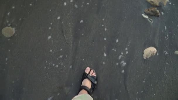 Cultivo hombre de arriba caminando en el agua — Vídeos de Stock