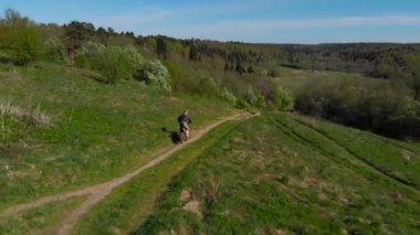 Yeşil tepe üzerinde sürüş motosikletçi