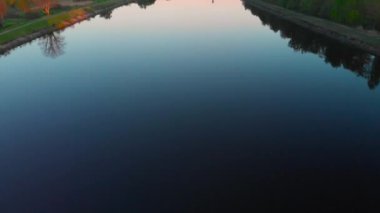 Kırsal kanal sakin suda