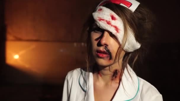 Γυναίκα στο μακιγιάζ της αιματηρής νοσοκόμα — Αρχείο Βίντεο