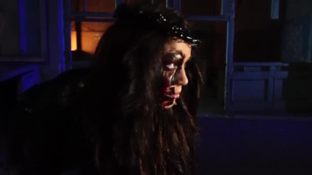 Gruselige Frau im Halloween-Kostüm — Stockvideo