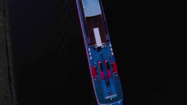 Nehir suyu yukarıdan yelkenli gemi — Stok video