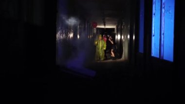 Zombiler ve korkunç şeytanlar karanlık koridorda yürürken