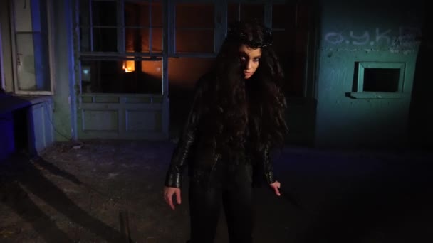 Spooky Halloween kılık kadında — Stok video
