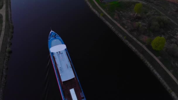 Круизный корабль, плывущий по реке, воздушный кадр — стоковое видео