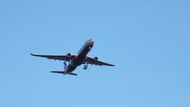 Passagierflugzeug fliegt in den blauen Himmel — Stockvideo