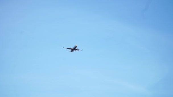 Passagierflugzeug fliegt kopfüber in den Himmel — Stockvideo