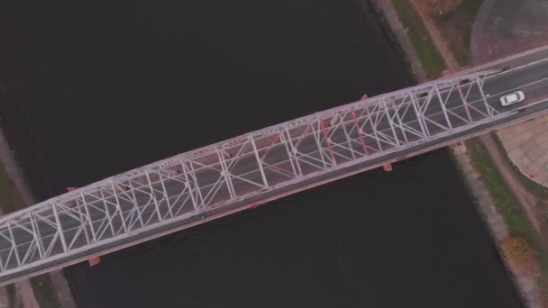 Vista superior puente fluvial con tráfico otoño bancos forestales — Vídeo de stock