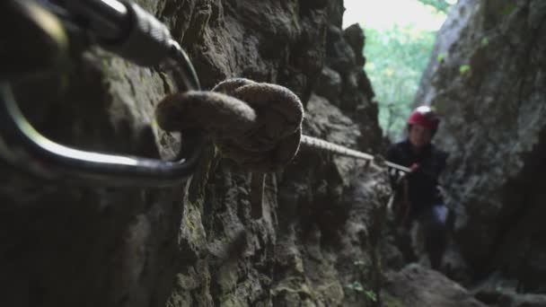 Uśmiechający się dziewczyna alpinista wspina się liny w góry i podchodzi do kamery — Wideo stockowe