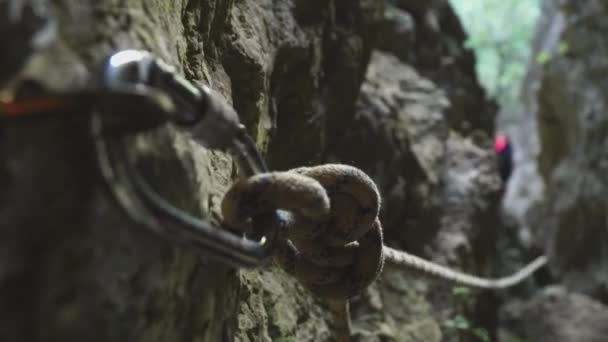 Chica sonriente alpinista sube una cuerda a las montañas y se acerca a la cámara — Vídeos de Stock