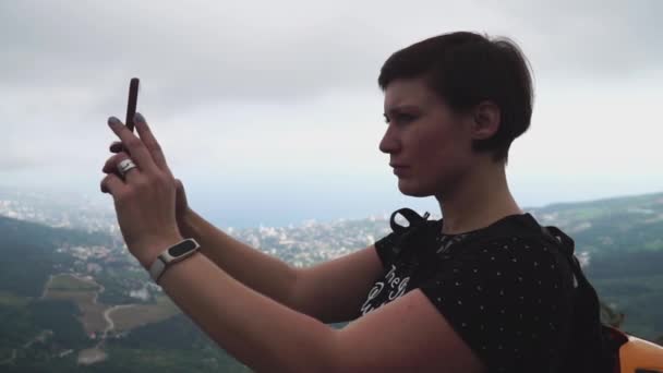 Femme voyageant, faire la photo de la belle forêt verte et montagnes paysage de la nature sur téléphone intelligent. au ralenti — Video